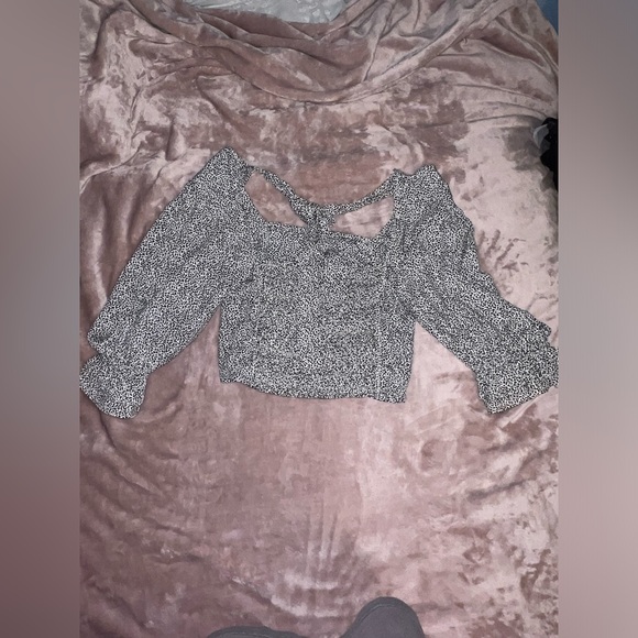 Mid length sleeve crop top. - Picture 2 of 2